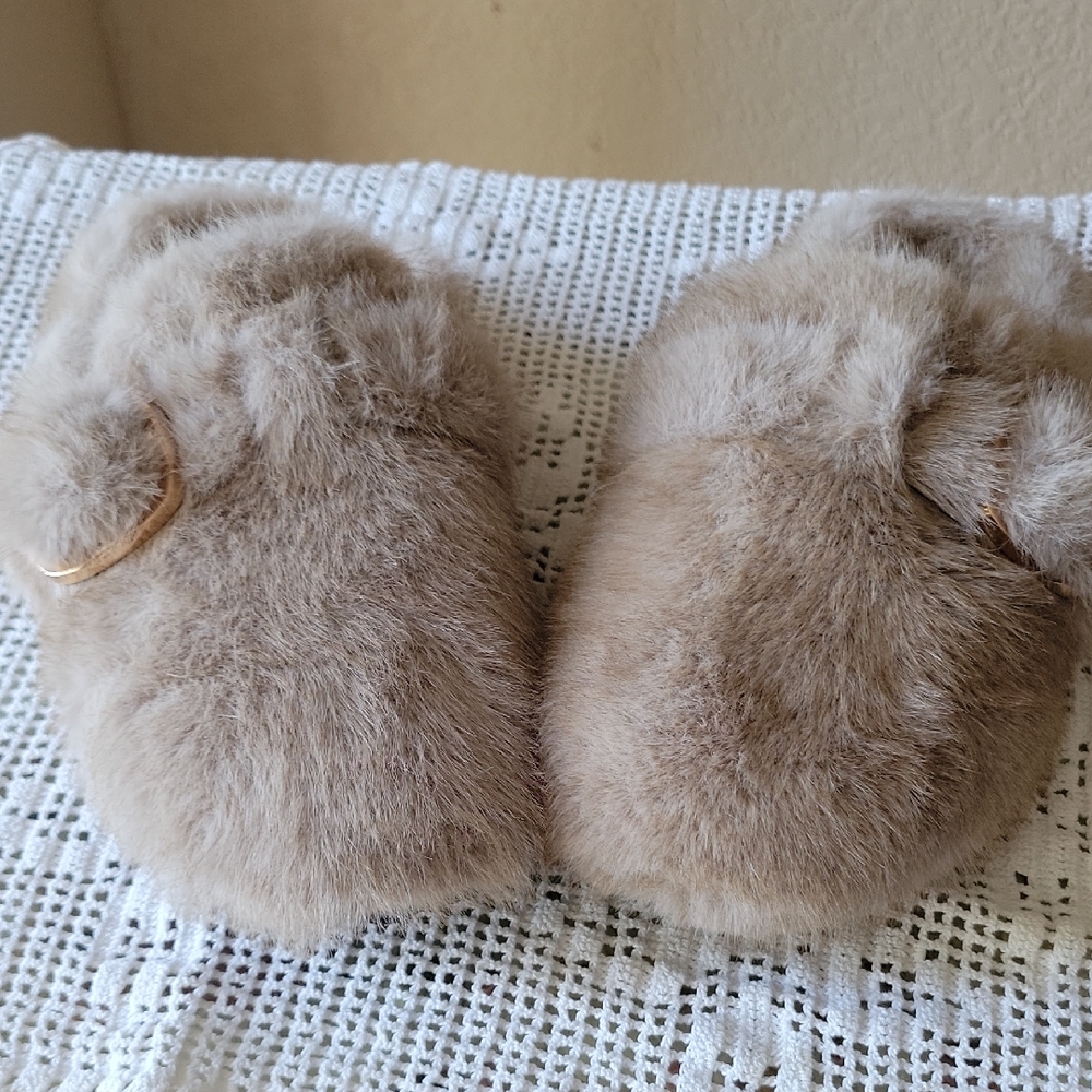 Steve Madden Cozy Plush Faux Fur Slippers in Taupe Size 5.5